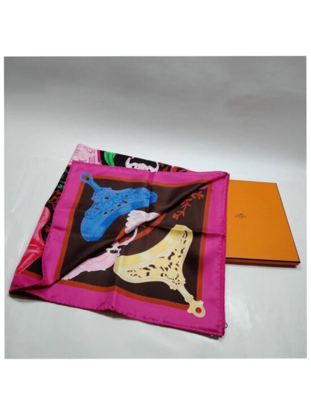 Authnetic Hermès Etriers Carré 90 Silk Scarf Pink Black - Picture 10 of 10